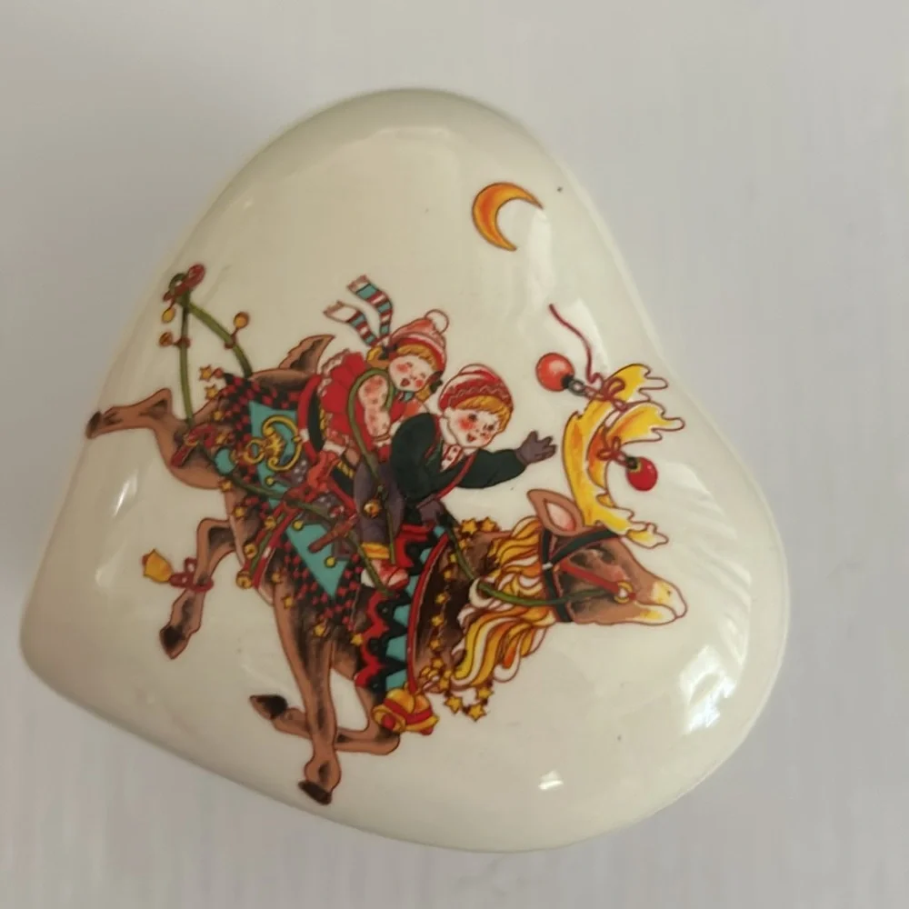 Made in Taiwan Vintage Christmas Heart Shaped Trinket Box NWT